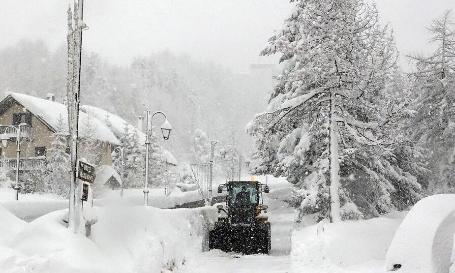 意大利遭大雪袭击 暴雪的危害及预防措施